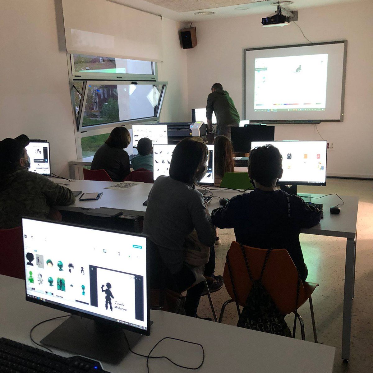 bibcaoliveres's tweet photo. Hem encetat el projecte Labs portàtils tecnològics de tall de vinil, un projecte de la @bibliotequesxbm que ofereix 6 activitats a la nostra biblioteca dirigides a públics diferents.
👇👇

#bibliolabxbm 
#laboratorisportàtils #crear #talldevinil #tallerfamiliar  #tecnologies https://t.co/X6C58d2gI3