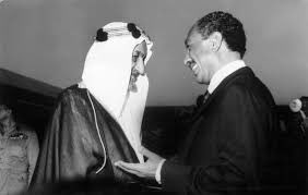 انصر أخاك… الملك فيصل و أنور السادات في ١٣ مايو ١٩٧٣.