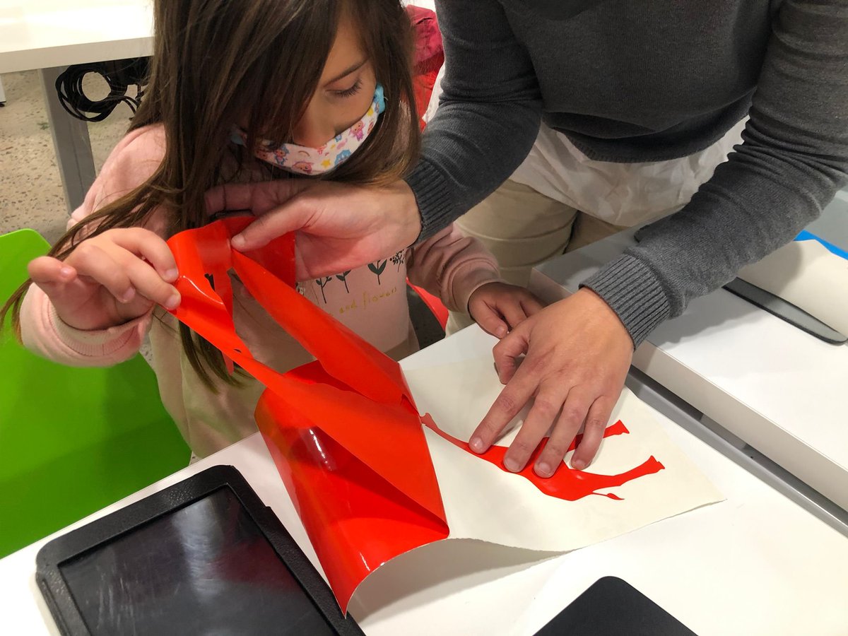 bibcaoliveres's tweet photo. Hem encetat el projecte Labs portàtils tecnològics de tall de vinil, un projecte de la @bibliotequesxbm que ofereix 6 activitats a la nostra biblioteca dirigides a públics diferents.
👇👇

#bibliolabxbm 
#laboratorisportàtils #crear #talldevinil #tallerfamiliar  #tecnologies https://t.co/X6C58d2gI3