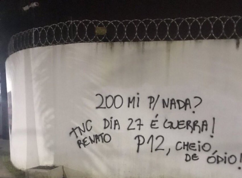 venecasagrande's tweet photo. Muro do Ninho do Urubu, CT do Flamengo, foi novamente pichado nesta madrugada:

"200 mi p/ nada?"

"Tnc Renato"

"Dia 27 é guerra" https://t.co/iVYrWIhEcC