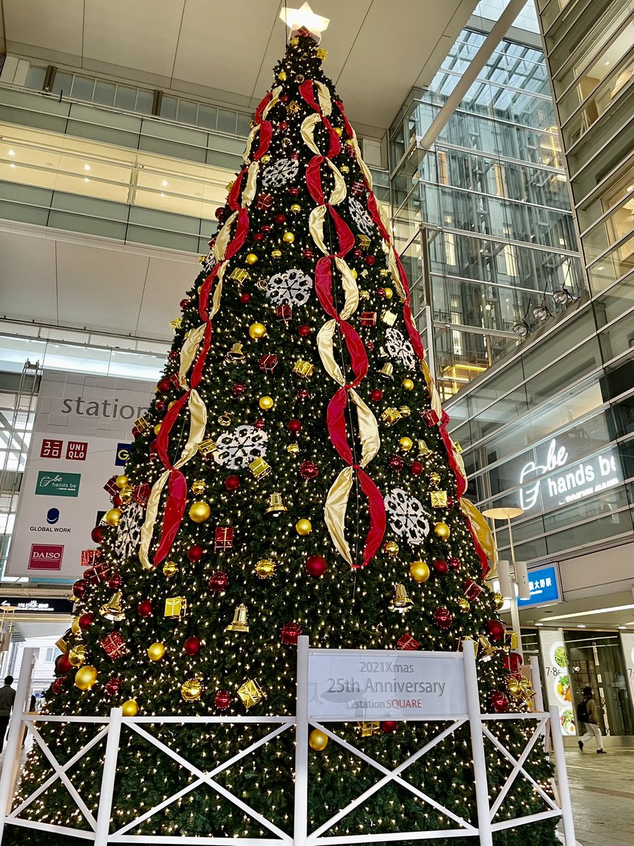 quinmy105's tweet photo. 2021最初のクリスマスツリー🌲
あらぁ…もうそんな時期なのね…早いなぁ…笑😓
#odakyu_manatabi 
#相模大野
#ステスク
#ステーションスクエア
#クリスマス
#クリスマスツリー
#25周年
#アニバーサリー
#2021クリスマス https://t.co/6ZhQr86YPy