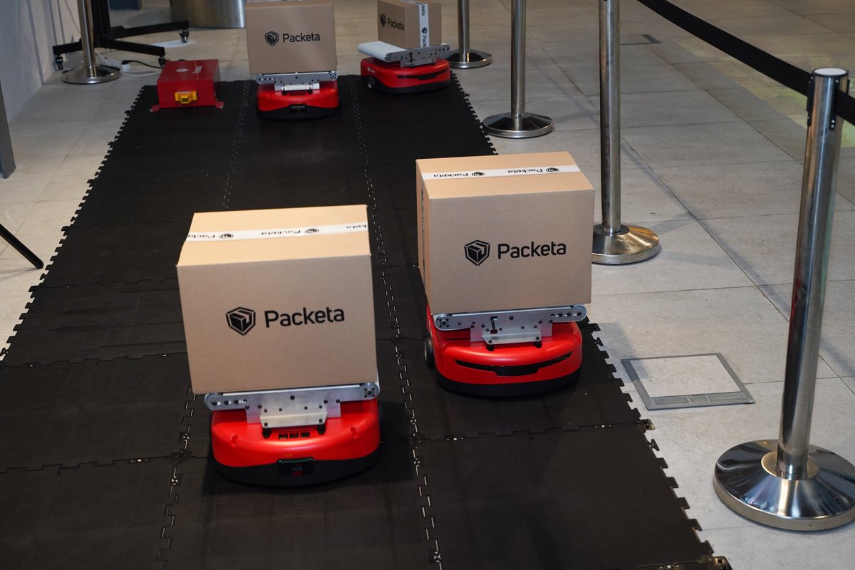 Zasilkovna's tweet photo. Prezentace #PackMan by #Packeta #robotizace #sortingzasilek v @CZEXPO v Dubaji. https://t.co/aHbZoa3WBR