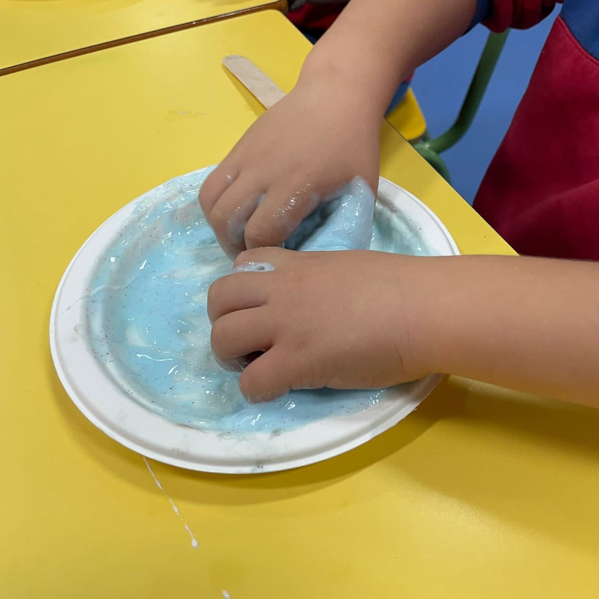 SanJoseSSCC's tweet photo. ¡En Multiactividad de 4 años experimentamos! Mezclamos jabón, cola, purpurina y un poco de bicarbonato y… ¡Ya tenemos nuestra masa espacial ! 👾🪐
#SSCC #Extraescolares #Multiactividad #UnCorazónComoElTuyo https://t.co/AV2SMUTz57