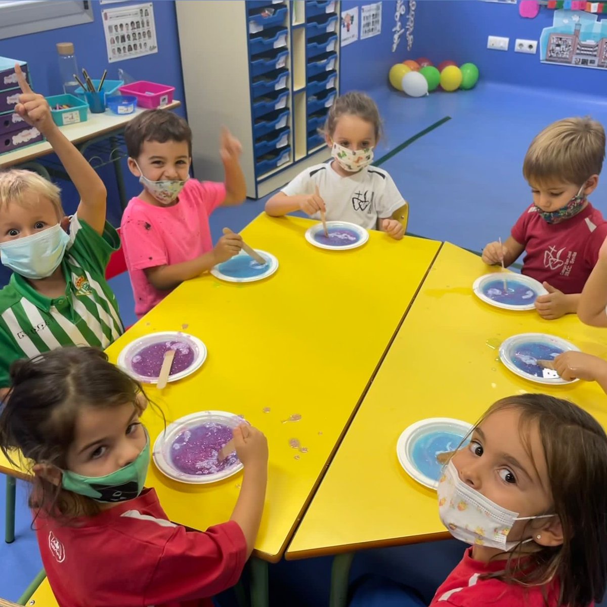 SanJoseSSCC's tweet photo. ¡En Multiactividad de 4 años experimentamos! Mezclamos jabón, cola, purpurina y un poco de bicarbonato y… ¡Ya tenemos nuestra masa espacial ! 👾🪐
#SSCC #Extraescolares #Multiactividad #UnCorazónComoElTuyo https://t.co/AV2SMUTz57
