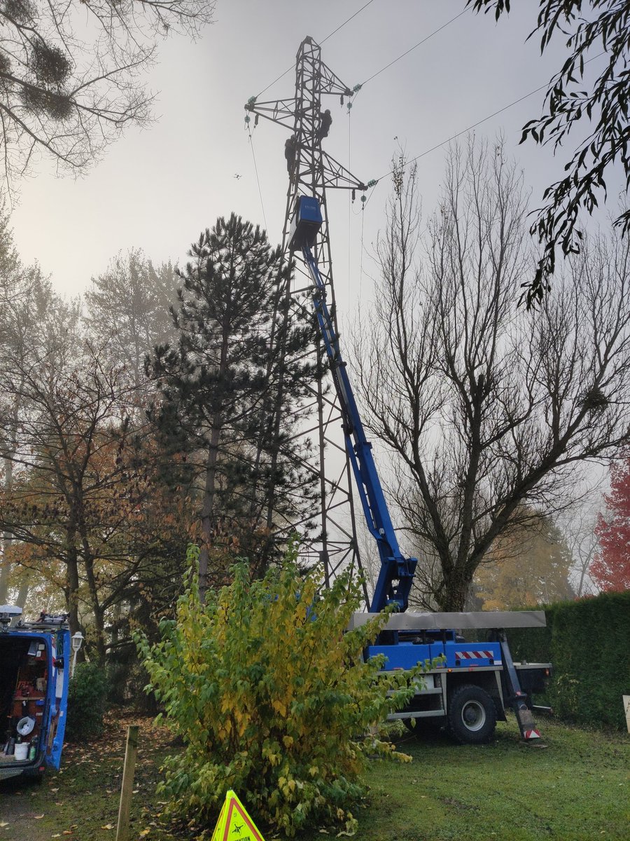 ThScarceriaux's tweet photo. Opération de haute voltige ce matin sur la commune de Berny Rivière réalisée par les techniciens @enedis de #Soissons : suppression de parafoudres HTA défectueux. Vertige interdit !!! @enedis_picardie https://t.co/O6803mIjkq