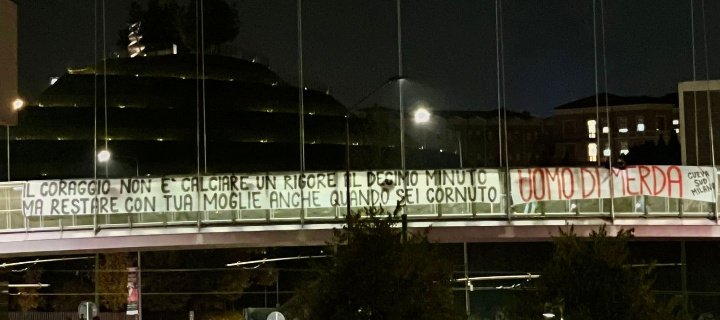 megfootball's tweet photo. Milan taraftar grubu Curva Sud'dan Hakan Çalhanoğlu'na pankart:

"Senin cesaretin, 10. dakikada penaltı atman değil, boynuzlanmana rağmen eşinin yanında kalmandır." https://t.co/28J1zXHk41