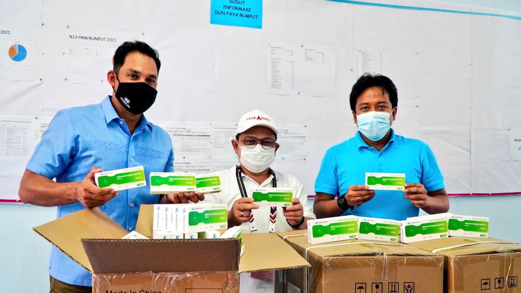 NajwanHalimi's tweet photo. Tiba di Melaka utk bantu gerak kerja kempen calon² HARAPAN.

Saya ke Bilik Gerakan Utama DUN Paya Rumput utk menyerahkan sumbangan 600 kit ujian kendiri COVID-19 kpd calon HARAPAN, YB Datuk Seri @shamsuliskandar.

Dato' Hans Isaac turut bersama membantu kempen HARAPAN di Melaka. https://t.co/skW757FA0n