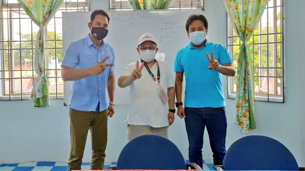 NajwanHalimi's tweet photo. Tiba di Melaka utk bantu gerak kerja kempen calon² HARAPAN.

Saya ke Bilik Gerakan Utama DUN Paya Rumput utk menyerahkan sumbangan 600 kit ujian kendiri COVID-19 kpd calon HARAPAN, YB Datuk Seri @shamsuliskandar.

Dato' Hans Isaac turut bersama membantu kempen HARAPAN di Melaka. https://t.co/skW757FA0n