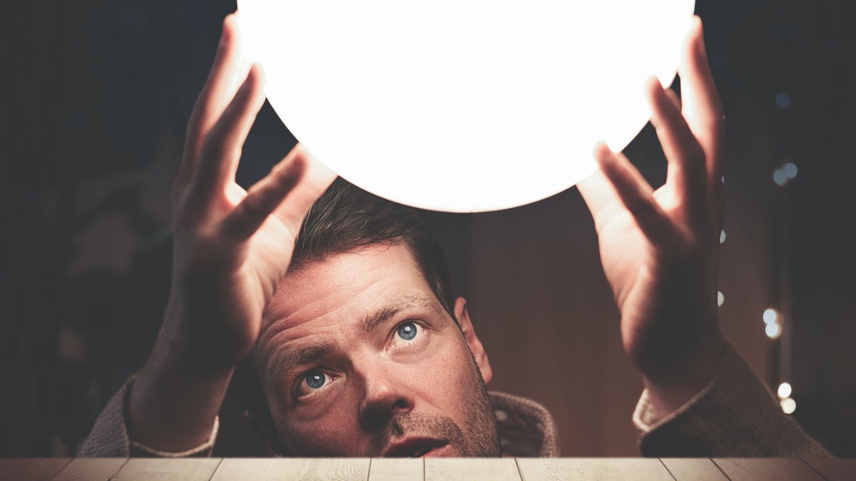 Martijn Koning probeerde het heus weleens; stilstaan, stilzitten, mond even dicht. Maar mèn, wat is dat moeilijk.

De cabaretier is dolblij dat hij weer op tour gaat en zijn komische observaties als een pinball machine op je af kan vuren.

13 november, "Koning van de Toekomst"!