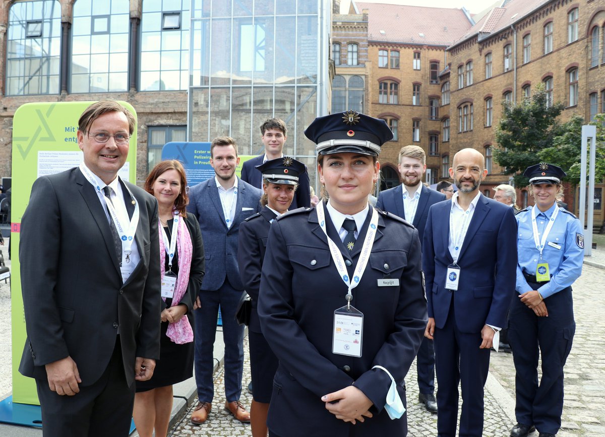 HWR_Berlin's tweet photo. 🗓️#9November Studierende der #HWRBerlin forschen zu #Geschichte u. #Gegenwart der #Polizei #Berlin mit Blick auf #jüdisches Leben. Zu sehen in einer #Ausstellung #2021JLID👉https://t.co/d6UtLwgsgd Sie setzen ein Zeichen gegen #Antisemitismus u. #Demokratiefeindlichkeit https://t.co/YmAkLKn7Ri