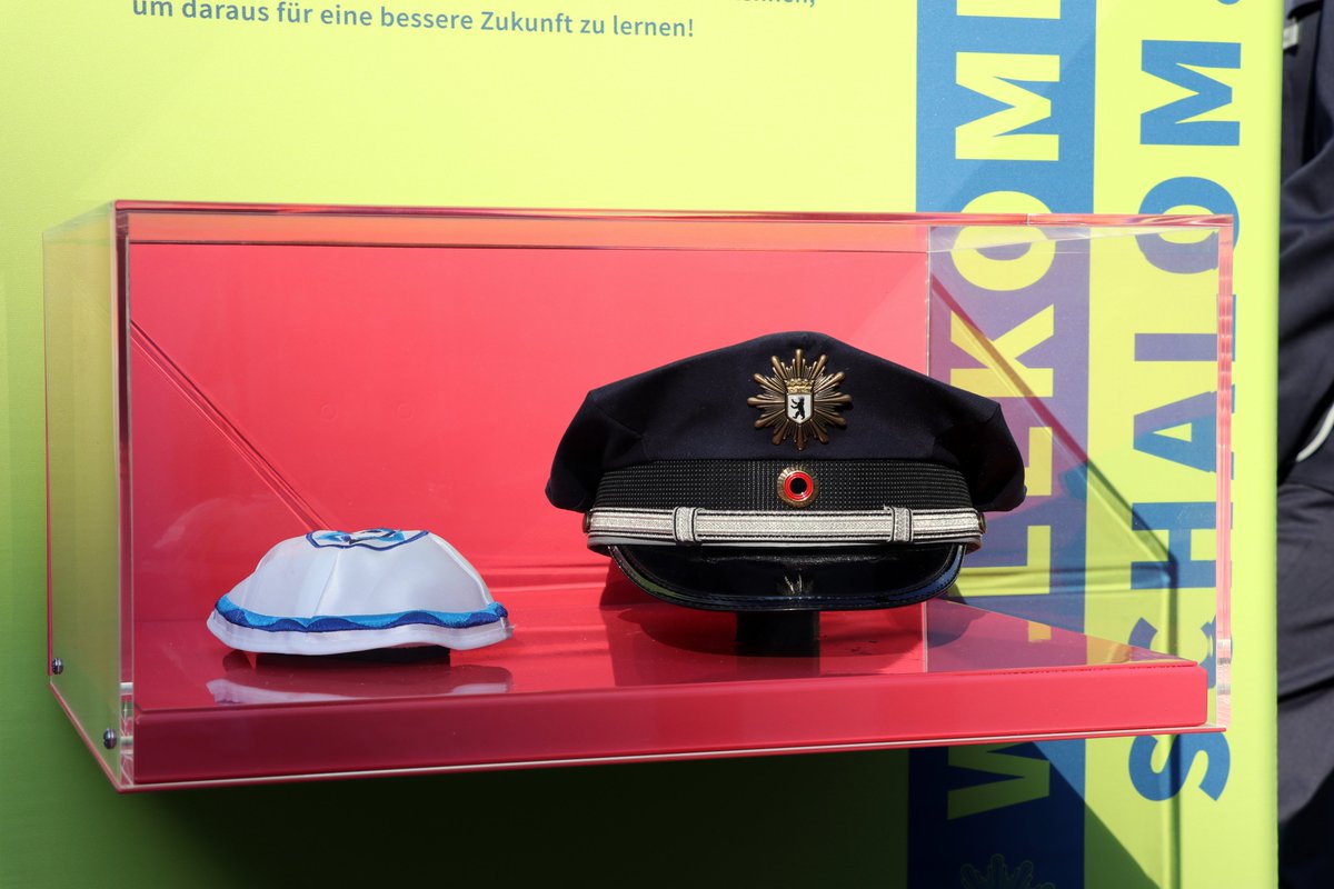 HWR_Berlin's tweet photo. 🗓️#9November Studierende der #HWRBerlin forschen zu #Geschichte u. #Gegenwart der #Polizei #Berlin mit Blick auf #jüdisches Leben. Zu sehen in einer #Ausstellung #2021JLID👉https://t.co/d6UtLwgsgd Sie setzen ein Zeichen gegen #Antisemitismus u. #Demokratiefeindlichkeit https://t.co/YmAkLKn7Ri