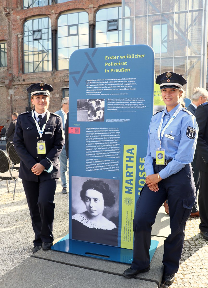 HWR_Berlin's tweet photo. 🗓️#9November Studierende der #HWRBerlin forschen zu #Geschichte u. #Gegenwart der #Polizei #Berlin mit Blick auf #jüdisches Leben. Zu sehen in einer #Ausstellung #2021JLID👉https://t.co/d6UtLwgsgd Sie setzen ein Zeichen gegen #Antisemitismus u. #Demokratiefeindlichkeit https://t.co/YmAkLKn7Ri
