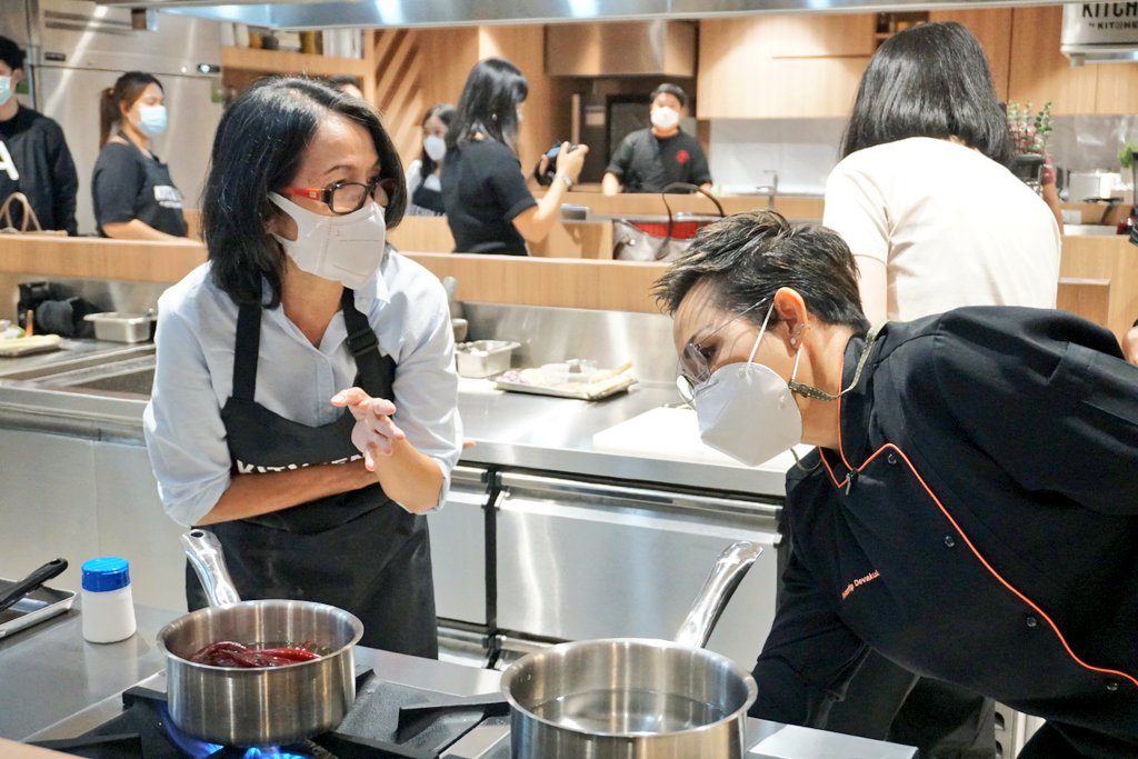 KwansriR's tweet image. ทั้งดีใจ🥰ทั้งตื่นเต้นมาWorkshop ที่ #KitchenLab โซน #MUNx2 ซีคอนสแควร์ ทำอาหารกับเชฟป้อม ม.ล.ขวัญทิพย์ เทวกุล แอบกลัวจะโดนเชฟพูดว่า #เตือนแล้วนะ😅คงมือไม้สั่นทำอะไรไม่ถูก แต่เชฟน่ารักใจดีตอบทุกคำถาม บอกทุกขั้นตอน ได้ทำยำทวาย อาหารไทยๆที่ดูง่ายแต่มีความละเอียดในทุกขั้นตอนสนุกมากๆ