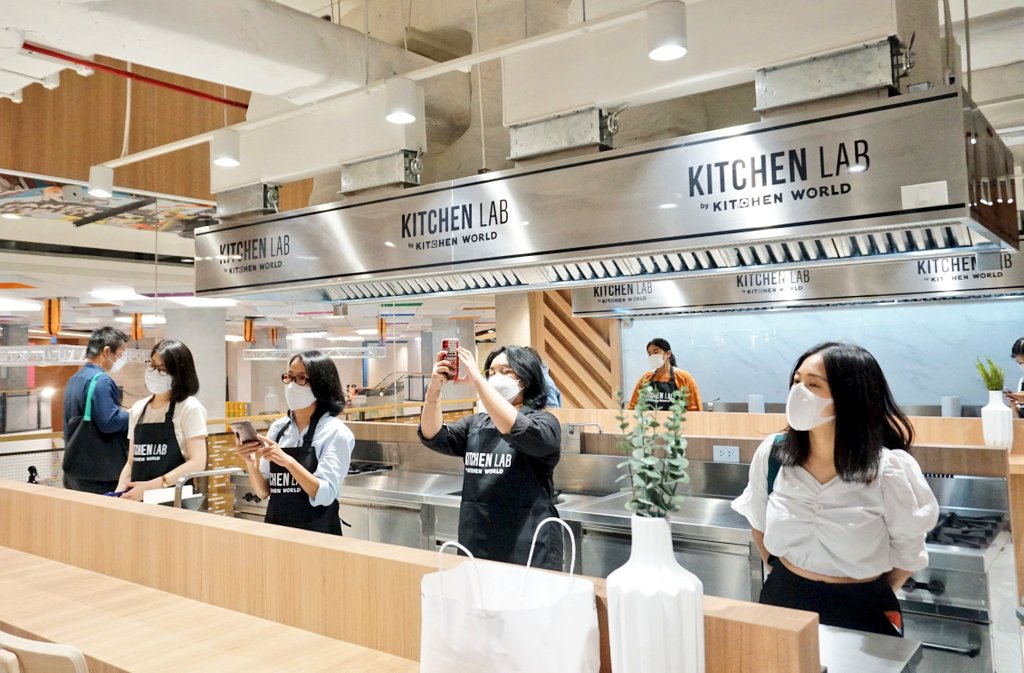 KwansriR's tweet image. ทั้งดีใจ🥰ทั้งตื่นเต้นมาWorkshop ที่ #KitchenLab โซน #MUNx2 ซีคอนสแควร์ ทำอาหารกับเชฟป้อม ม.ล.ขวัญทิพย์ เทวกุล แอบกลัวจะโดนเชฟพูดว่า #เตือนแล้วนะ😅คงมือไม้สั่นทำอะไรไม่ถูก แต่เชฟน่ารักใจดีตอบทุกคำถาม บอกทุกขั้นตอน ได้ทำยำทวาย อาหารไทยๆที่ดูง่ายแต่มีความละเอียดในทุกขั้นตอนสนุกมากๆ