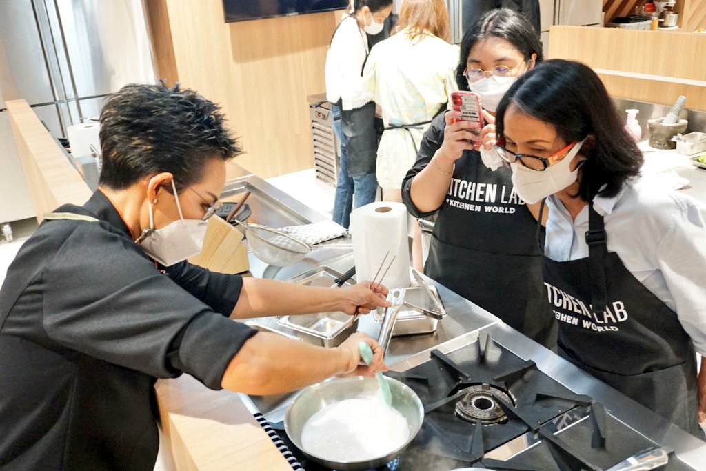 KwansriR's tweet image. ทั้งดีใจ🥰ทั้งตื่นเต้นมาWorkshop ที่ #KitchenLab โซน #MUNx2 ซีคอนสแควร์ ทำอาหารกับเชฟป้อม ม.ล.ขวัญทิพย์ เทวกุล แอบกลัวจะโดนเชฟพูดว่า #เตือนแล้วนะ😅คงมือไม้สั่นทำอะไรไม่ถูก แต่เชฟน่ารักใจดีตอบทุกคำถาม บอกทุกขั้นตอน ได้ทำยำทวาย อาหารไทยๆที่ดูง่ายแต่มีความละเอียดในทุกขั้นตอนสนุกมากๆ