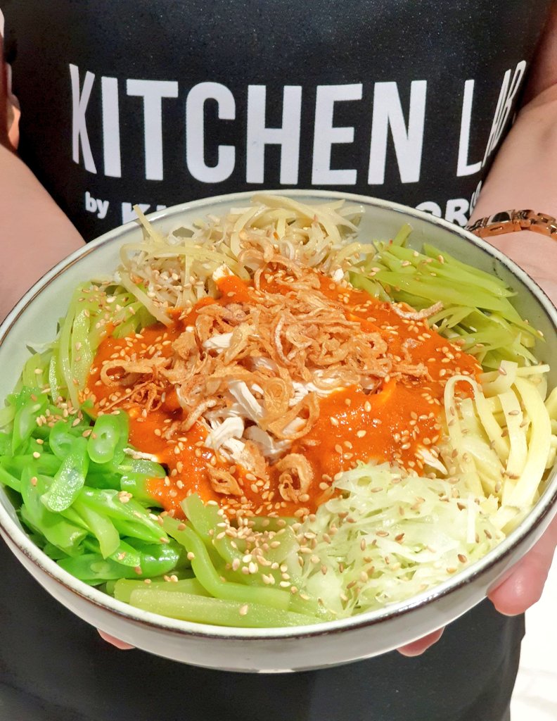 KwansriR's tweet image. ทั้งดีใจ🥰ทั้งตื่นเต้นมาWorkshop ที่ #KitchenLab โซน #MUNx2 ซีคอนสแควร์ ทำอาหารกับเชฟป้อม ม.ล.ขวัญทิพย์ เทวกุล แอบกลัวจะโดนเชฟพูดว่า #เตือนแล้วนะ😅คงมือไม้สั่นทำอะไรไม่ถูก แต่เชฟน่ารักใจดีตอบทุกคำถาม บอกทุกขั้นตอน ได้ทำยำทวาย อาหารไทยๆที่ดูง่ายแต่มีความละเอียดในทุกขั้นตอนสนุกมากๆ