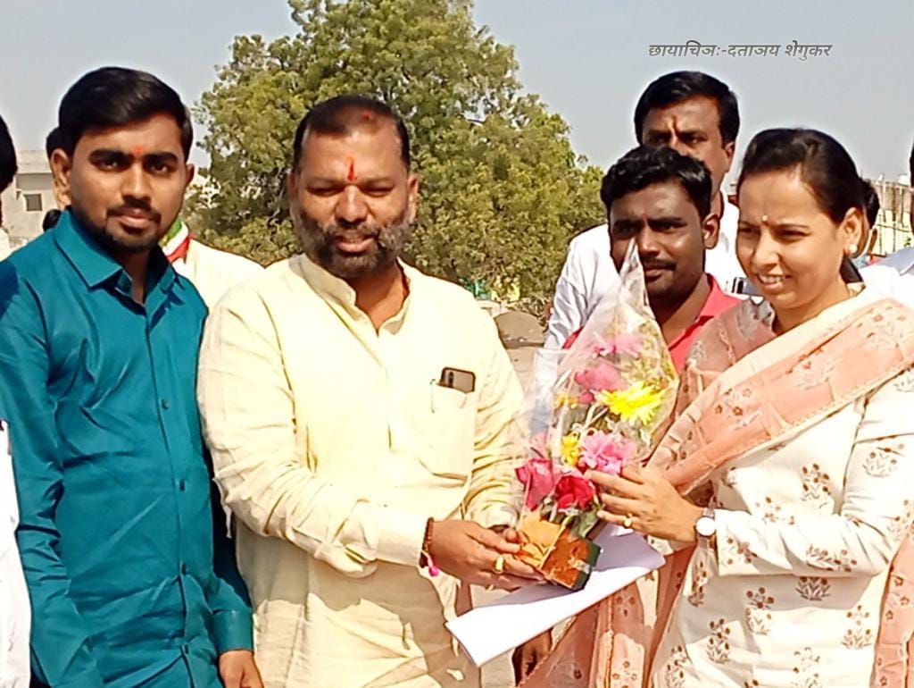 BDbangar2's tweet photo. आज दि.9/11/21रोज मंगळवार, राज्या च्या राज्यमंत्री कु आदिती ताई तटकरे हिंगोली जिल्ह्य़ातील ज्योतिर्लिंग औंढा ना येथे नियोजित दौरा व दर्शनासाठी आल्या आसता त्यांचे स्वागत केले या वेळी आ राजु भैय्या नवघरे, जिल्हाध्यक्ष दिलीप चव्हाण, रमेश पठाडे ,राष्ट्रपाल भालेराव,दैलत हंबड. https://t.co/apuSDo0DPV