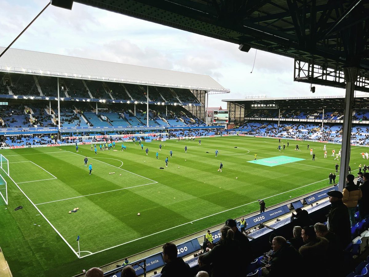 oneclicksportsm's tweet photo. Sunday afternoon in Liverpool to watch Antonio Conte’s  @premierleague debut for @SpursOfficial v @Everton one of the few historic grounds, who still have all the original features but not for long as new stadium plans well underway. 
.
.
.
.
#everton #tottenhamhotspur #toffees https://t.co/fmF6QisZsR