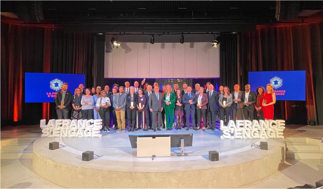 AndreRenaudin's tweet photo. Je suis très heureux d'avoir remis les Prix de la Fondation @LaFrancesengage autour du thème créer du lien et rompre l’isolement aux associations @Web_Cup et @DUOforaJOB.
Ces Prix sont l’occasion de reconnaître l’action de ces acteurs de l’#ESS au service de l’intérêt général. https://t.co/JSD1Zee8QL
