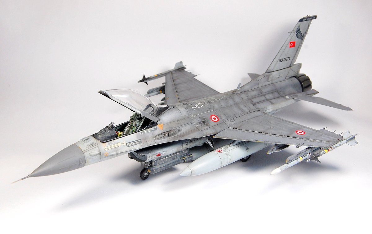 KineticModelJP's tweet photo. Kinetic Model F-16C Viper 1/48 Scale by @vini_pompeo_modeller (instagram) https://t.co/ZNwxU5lyFS