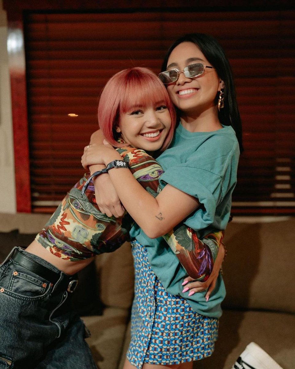 berpenco's tweet photo. "I've never seen two pretty bestfriends"

well look at this...😳💘

[📸 via Instagram @nikizefanya]
#BERPEN #NIKI #LISA #HITC https://t.co/bfJNl7l102