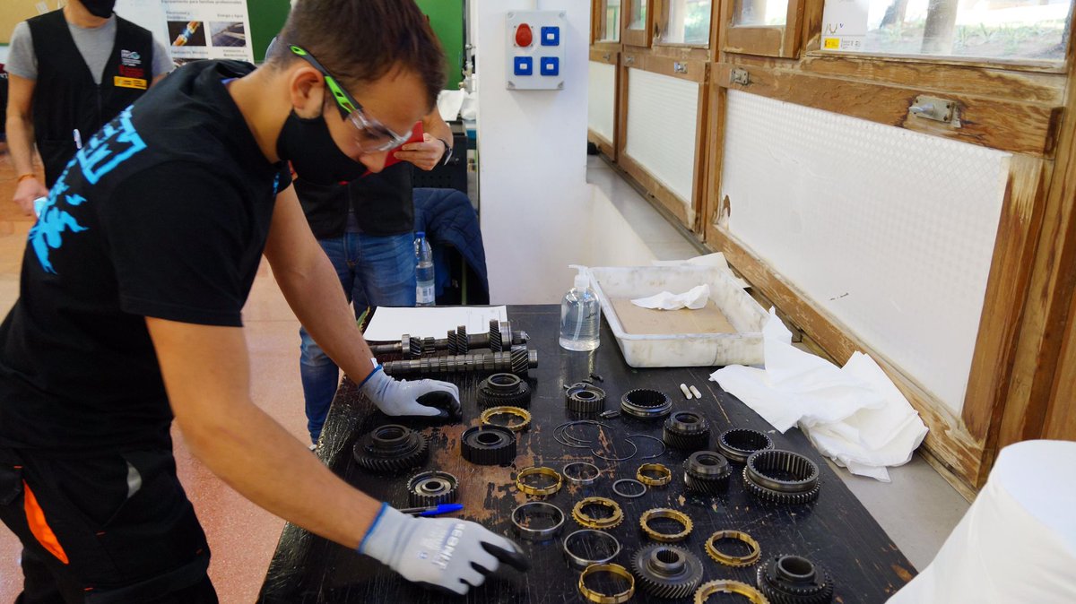 IESCotesBaixes's tweet photo. Hui celebrem la victòria🏆 del nostre alumne del Grau Superior d'Automoció, Emilio Breviá Serrano, a les “Skills Comunitat Valenciana” de l'especialitat Tecnologia de l'Automòbil🚗. 

ENHORABONA!

#PreparemPersones #ConstruimFutur https://t.co/UWZGbLkGxa