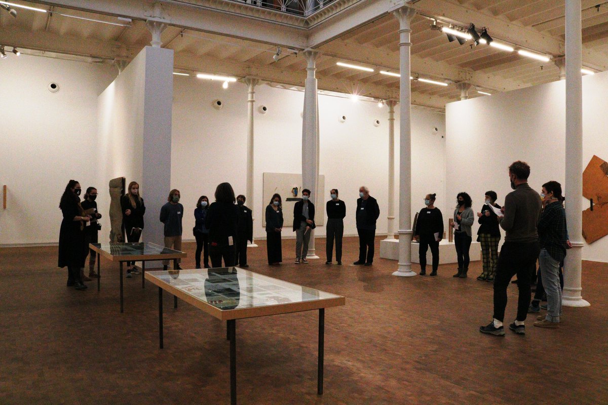 abaoaqu_'s tweet photo. Gran jornada a la @fundaciotapies! Seminari 'cos paraula objecte x Tàpies' amb propostes creatives i reflexives al voltant de l'univers Tàpies! Amb docents i les propostes del poeta Antoni Clapés, artista visual Isabel Banal i la coreògrafa Àngels Margarit! Molts aprenentatges! https://t.co/NcfUlAr5T6