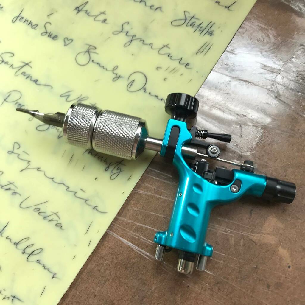 nathan__spence's tweet photo. Treated myself to a Stingray X2 from @inkmachines 😍It’s like holding a cloud compared to the weight of my cheap coil. Thanks @tiensusu__  for the speedy delivery. 
.
#tattooapprentice #tattoomachine #tattoopractice #finelinetattooing https://t.co/Hu7oAsfHGC