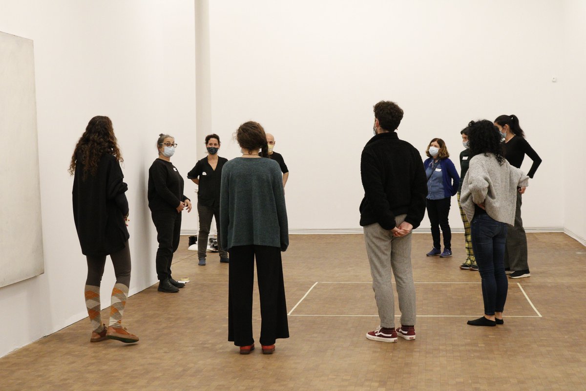 abaoaqu_'s tweet photo. Gran jornada a la @fundaciotapies! Seminari 'cos paraula objecte x Tàpies' amb propostes creatives i reflexives al voltant de l'univers Tàpies! Amb docents i les propostes del poeta Antoni Clapés, artista visual Isabel Banal i la coreògrafa Àngels Margarit! Molts aprenentatges! https://t.co/NcfUlAr5T6