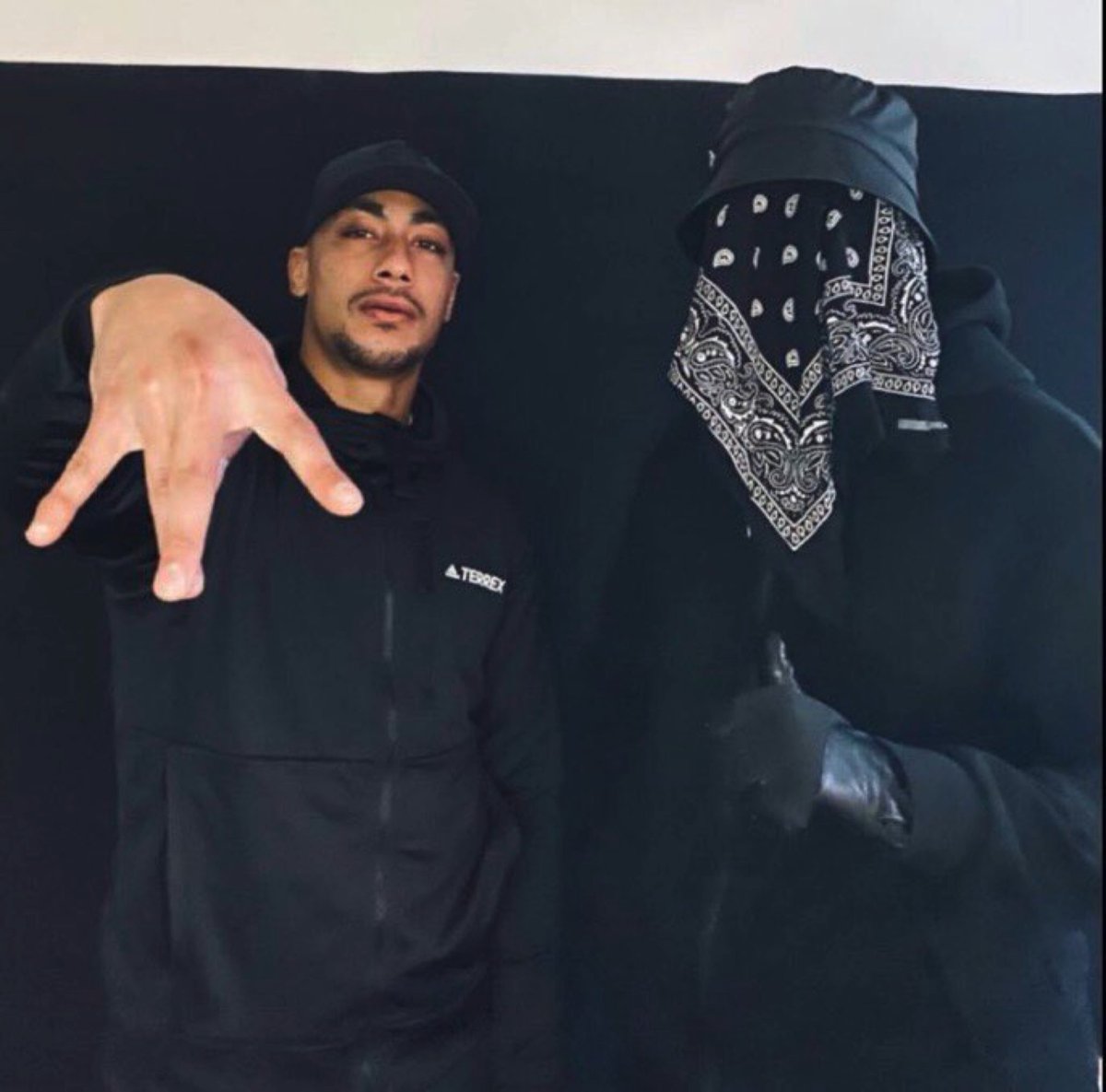 Kulturlesite_'s tweet photo. 🚨Ziak x Maes

Le feat s’intitulera « RHUM &amp; MACHETTE » !

Disponible demain soir. https://t.co/jI1v4BtYnw