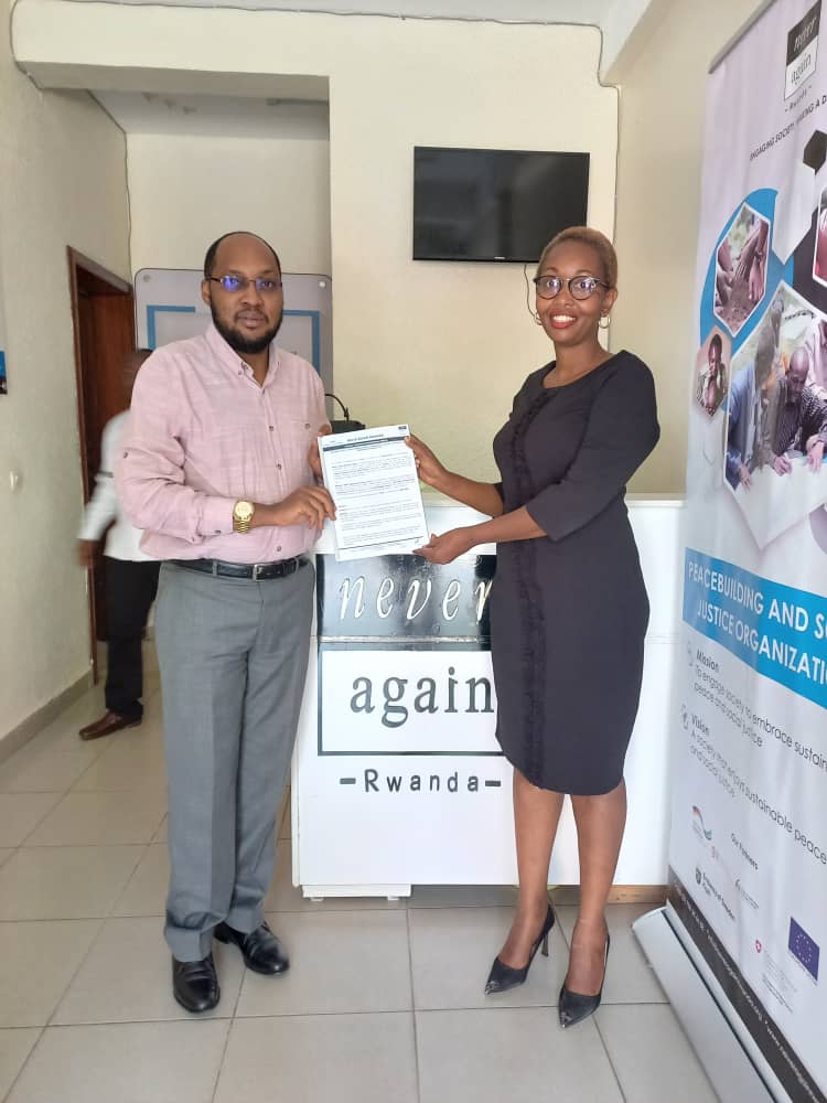 RYOF_Rwanda's tweet photo. Earlier today @ForumRwanda presented by its chairperson Madam Yvette Nyinawumuntu &amp; @NARwanda presented by its Executive Director Dr @JosephRyarasa signed a partnership agreement to implement a short term project on Governance &amp; Human Resource. @JosephRyarasa @yvesnyin https://t.co/hHkLY9bxBm