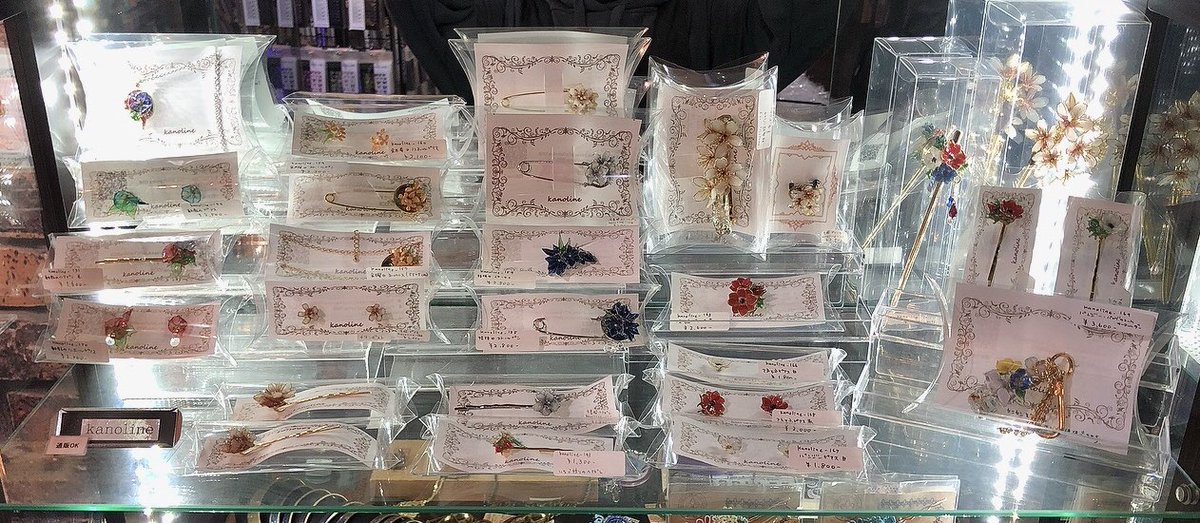CA_TOKYO's tweet photo. 【作家様の作品在庫状況】

✦kanoline様
リアルで繊細なお花のワイヤーアクセサリー✨
見た目よりも強度が凄い！貴方の魅力を引き立ててくれる一品があるかも💕

✦Caine様
鉱石の作品が作れるモールド♪
推しカラーで鉱石を簪に合わせたりお部屋に飾ってもOK‼️
まだ選べるのでぜひご覧下さいませ✨ https://t.co/pA7OUm9dkE