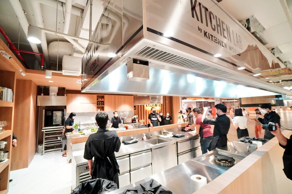 KwansriR's tweet image. ครัวที่ #KitchenLab คือเริ่ด อุปกรณ์มีครบเครื่องมือทันสมัยสุดๆ เดินเข้าไปเรียนตัวเปล่าได้เลย เป็นFood Community ของเชฟและคนรักการทำอาหาร อย่างแท้จริง อยู่โซนเปิดใหม่ #MUNx2 ชั้น 3 ซีคอนสแควร์ เค้ามีกิจกรรมดีๆทุกสัปดาห์ ติดตามที่นี่ facebook.com/KitchenLabByKi… 
facebook.com/MUNX2