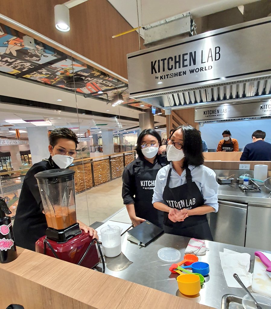 KwansriR's tweet image. ครัวที่ #KitchenLab คือเริ่ด อุปกรณ์มีครบเครื่องมือทันสมัยสุดๆ เดินเข้าไปเรียนตัวเปล่าได้เลย เป็นFood Community ของเชฟและคนรักการทำอาหาร อย่างแท้จริง อยู่โซนเปิดใหม่ #MUNx2 ชั้น 3 ซีคอนสแควร์ เค้ามีกิจกรรมดีๆทุกสัปดาห์ ติดตามที่นี่ facebook.com/KitchenLabByKi… 
facebook.com/MUNX2