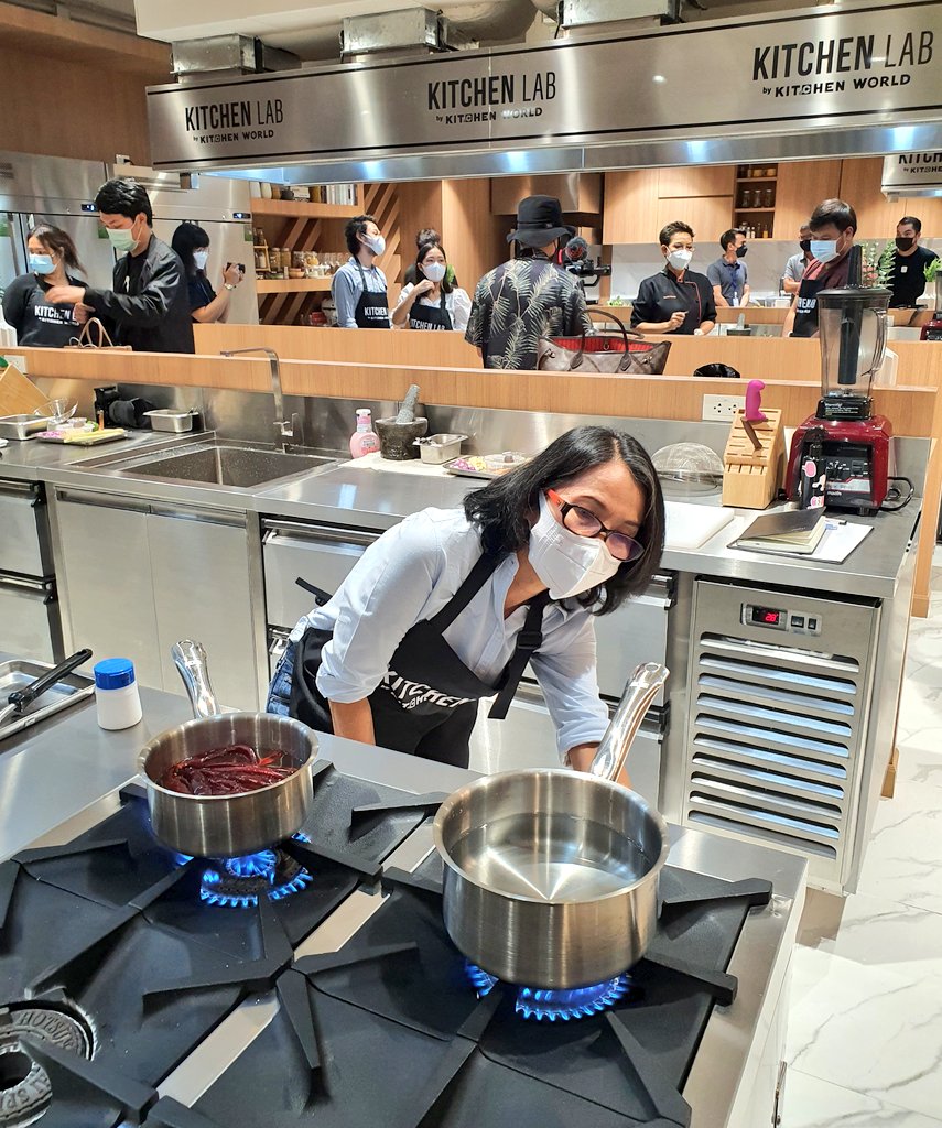KwansriR's tweet image. ครัวที่ #KitchenLab คือเริ่ด อุปกรณ์มีครบเครื่องมือทันสมัยสุดๆ เดินเข้าไปเรียนตัวเปล่าได้เลย เป็นFood Community ของเชฟและคนรักการทำอาหาร อย่างแท้จริง อยู่โซนเปิดใหม่ #MUNx2 ชั้น 3 ซีคอนสแควร์ เค้ามีกิจกรรมดีๆทุกสัปดาห์ ติดตามที่นี่ facebook.com/KitchenLabByKi… 
facebook.com/MUNX2
