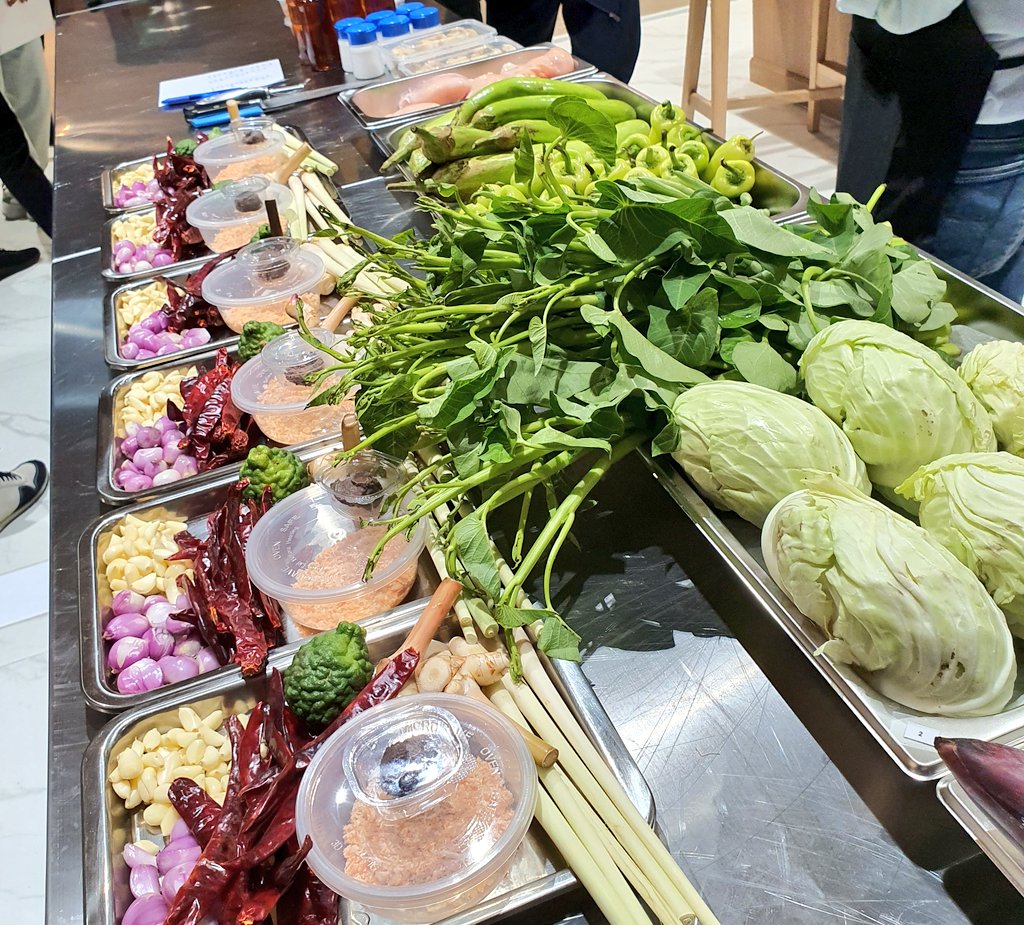 KwansriR's tweet image. ครัวที่ #KitchenLab คือเริ่ด อุปกรณ์มีครบเครื่องมือทันสมัยสุดๆ เดินเข้าไปเรียนตัวเปล่าได้เลย เป็นFood Community ของเชฟและคนรักการทำอาหาร อย่างแท้จริง อยู่โซนเปิดใหม่ #MUNx2 ชั้น 3 ซีคอนสแควร์ เค้ามีกิจกรรมดีๆทุกสัปดาห์ ติดตามที่นี่ facebook.com/KitchenLabByKi… 
facebook.com/MUNX2