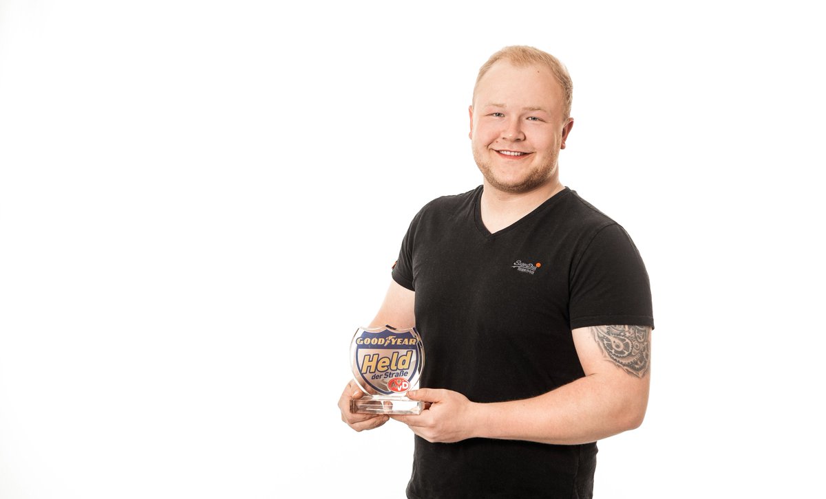 Aufmerksame Anwohner sind enorm wichtig für die #Sicherheit im #Straßenverkehr, wie auch der Fall unseres #Helden Marco Einhaus aus #Niedersachsen zeigt. Der Schlosser half einem verunfallten #Autofahrer, dessen #PKW zu brennen begann. Mehr unter: bit.ly/2Yzfq6Q