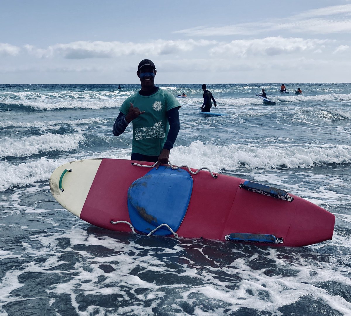 SurfTribu's tweet photo. 🧩Somos una familia que nos disponemos a dar pasos juntos, a ayudar, nos queremos y sobre todo trabajamos para que todos y todas ustedes se diviertan en el agua y disfruten nuestras #clasesdesurf 🏄🏿viviendo una #experiencia inolvidable en #Fuerteventura. 

https://t.co/l1xDLow1vW https://t.co/uGPB3W2bQR