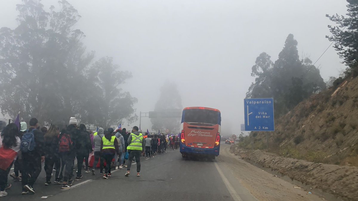 TTIValparaiso's tweet photo. ⚠¡PRECAUCIÓN! #Ruta68: marcha avanza por una pista en dirección a Valparaíso. Congestión desde Placilla. Considere aumento en tiempos de viaje. Foto: Bomberos Valparaíso https://t.co/bkjLzbKvhe