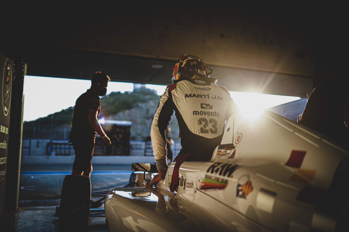 Que fotos más chulas le hizo <a href="/Fotocar13/">Fotocar13</a> a <a href="/JMMarti_oficial/">PepeMartiS</a> en Jerez en sus últimos entrenos de la Formula 4 con <a href="/CamposRacing/">Campos Racing</a> Esa soledad que hay en entrenamientos fuera de temporada, el silencio de primera hora, las luces de un sol al que le cuesta madrugar... esa atmósfera