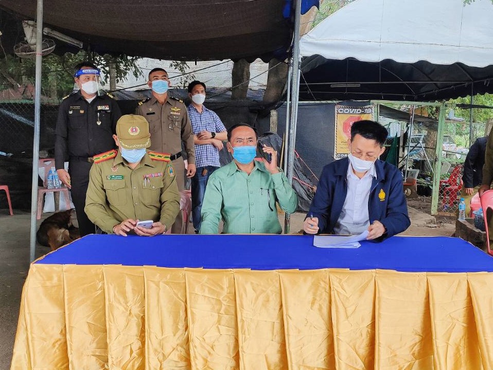ThailandinSVK's tweet photo. สถานกงสุลใหญ่ ณ แขวงสะหวันนะเขต รับมอบตัวคนไทยที่สิ้นสุดการดำเนินคดีที่แขวงจำปาสักส่งกลับประเทศไทยและสนับสนุนอุปกรณ์ป้องกันโควิด-19 ให้แก่หน่วยงานที่เกี่ยวข้องของแขวงในเขตกงสุล

#ThaiConsulateSVK
#COVID19
#Champasak #Salavan https://t.co/KwIfWiA78w