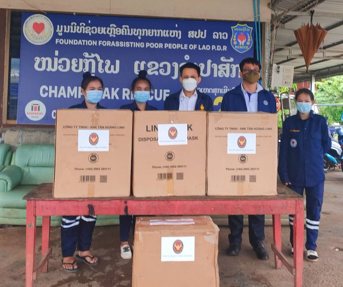 ThailandinSVK's tweet photo. สถานกงสุลใหญ่ ณ แขวงสะหวันนะเขต รับมอบตัวคนไทยที่สิ้นสุดการดำเนินคดีที่แขวงจำปาสักส่งกลับประเทศไทยและสนับสนุนอุปกรณ์ป้องกันโควิด-19 ให้แก่หน่วยงานที่เกี่ยวข้องของแขวงในเขตกงสุล

#ThaiConsulateSVK
#COVID19
#Champasak #Salavan https://t.co/KwIfWiA78w