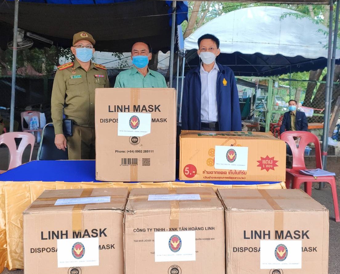 ThailandinSVK's tweet photo. สถานกงสุลใหญ่ ณ แขวงสะหวันนะเขต รับมอบตัวคนไทยที่สิ้นสุดการดำเนินคดีที่แขวงจำปาสักส่งกลับประเทศไทยและสนับสนุนอุปกรณ์ป้องกันโควิด-19 ให้แก่หน่วยงานที่เกี่ยวข้องของแขวงในเขตกงสุล

#ThaiConsulateSVK
#COVID19
#Champasak #Salavan https://t.co/KwIfWiA78w