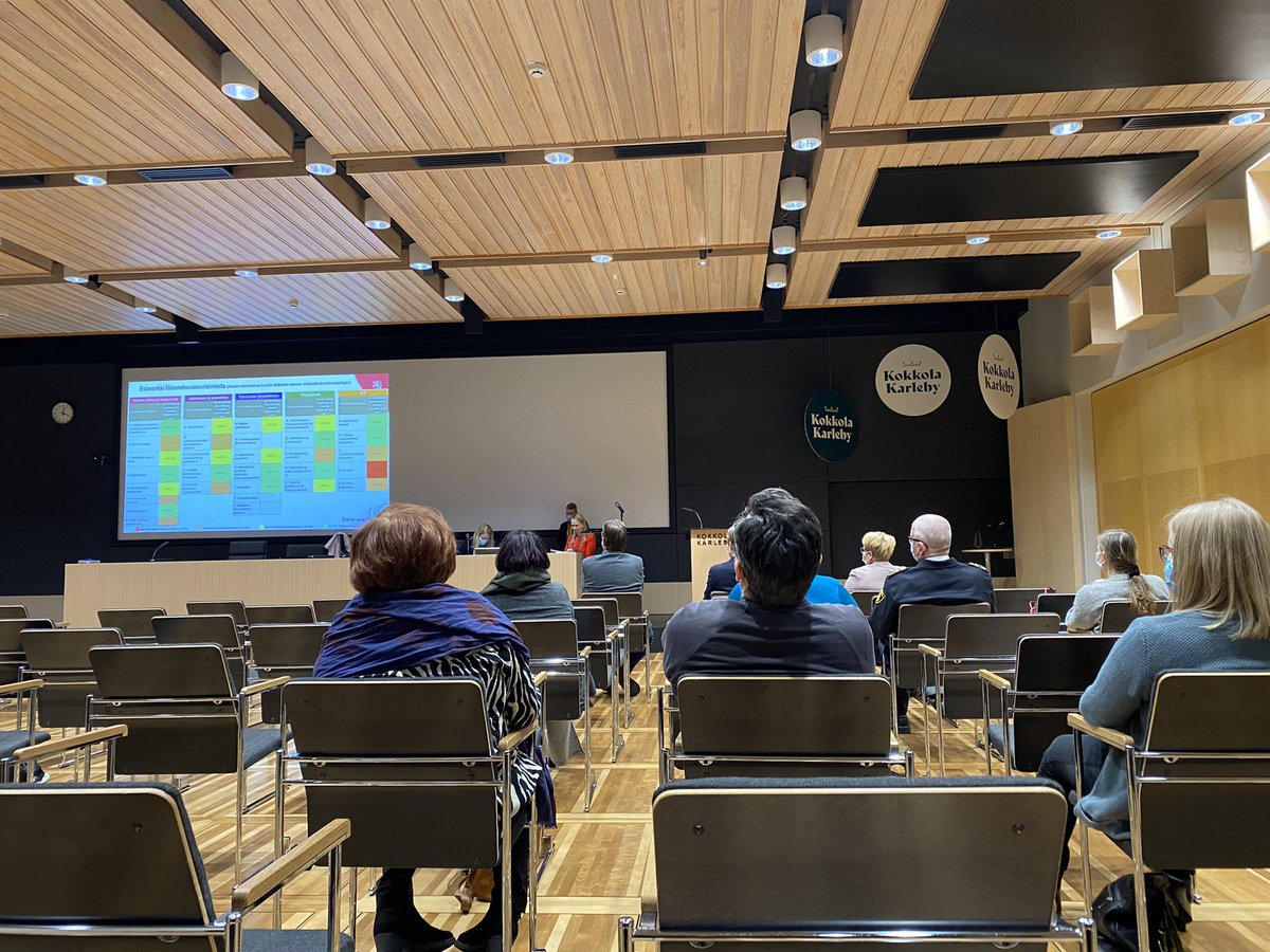 Sote-aluekierros Kokkolan kaupungintalolla. Perhe-ja peruspalveluministeri Krista Kiuru esittelee tulevaa muutosta.