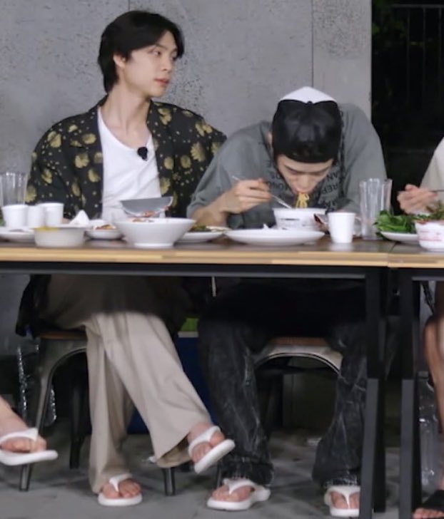 myJohnnyJ5uh's tweet photo. ผมที่อิ่มแล้วกับแฟนที่กำลังโซ้ยถ้วยที่ 3 https://t.co/iDSA96JDQj