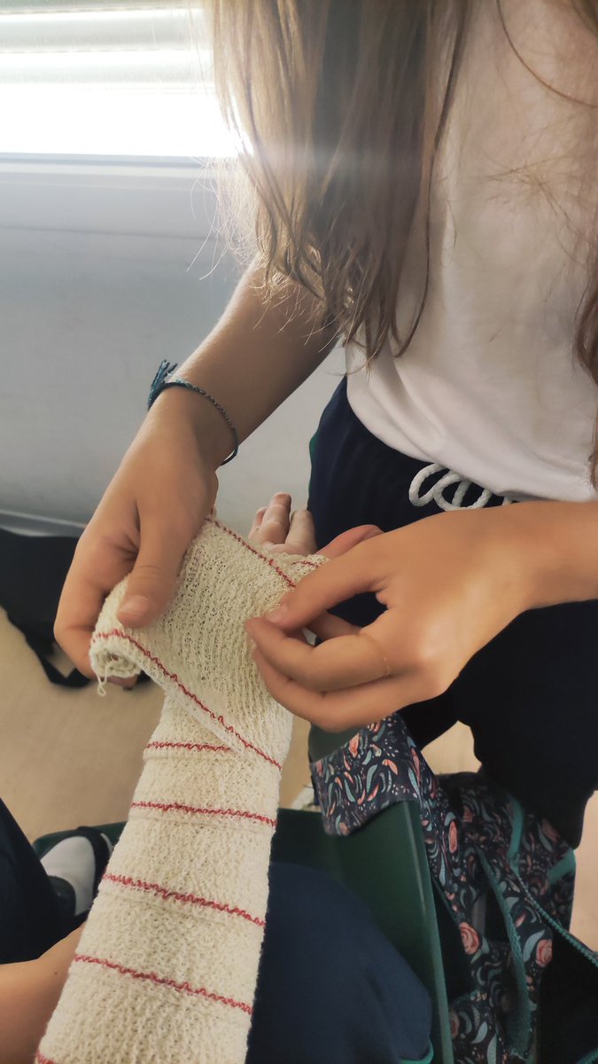 Aprendemos el vendaje de muñeca. danielcoggins.wixsite.com/salud-y-natura… <a href="/HBSTORREJON/">Humanitas Torrejón</a>