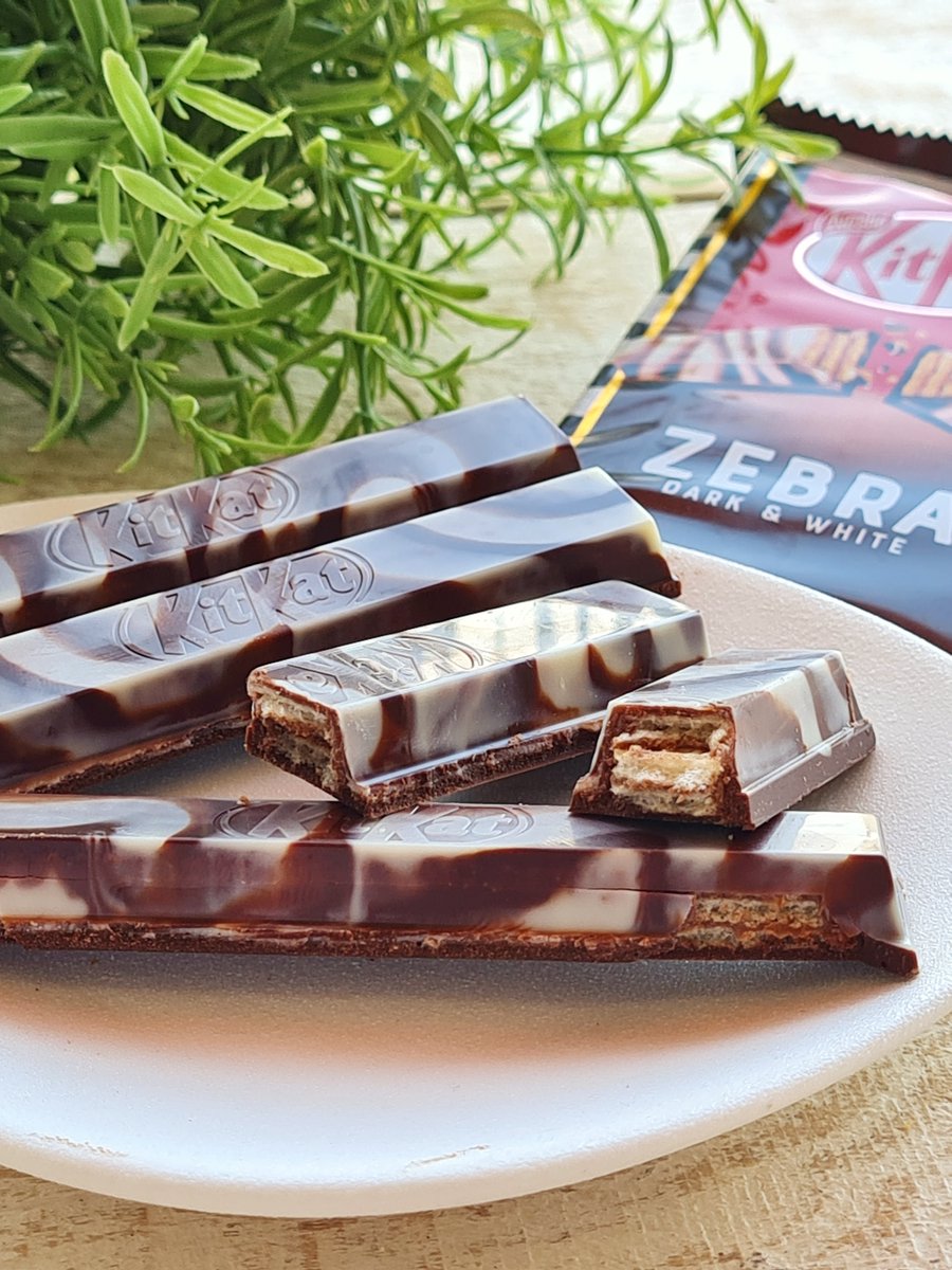 JaponShop's tweet photo. De vuelta en https://t.co/ysEVwphtys! 🥳
😍Prueba el delicioso Kit Kat Zebra 🍫 El primer Kit Kat que mezcla en su cobertura chocolate blanco y negro 🖤🤍🖤
https://t.co/1WtCPOhE42
#kitkat #kitkatlover #kitkatzebra #kitkatzebradarkwhite #viral #jueves #noviembre #otoño https://t.co/Xu5nL9RFtJ