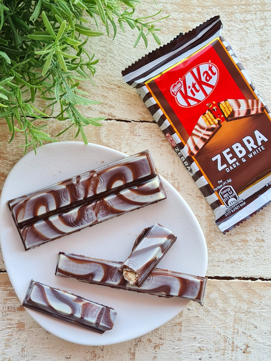 JaponShop's tweet photo. De vuelta en https://t.co/ysEVwphtys! 🥳
😍Prueba el delicioso Kit Kat Zebra 🍫 El primer Kit Kat que mezcla en su cobertura chocolate blanco y negro 🖤🤍🖤
https://t.co/1WtCPOhE42
#kitkat #kitkatlover #kitkatzebra #kitkatzebradarkwhite #viral #jueves #noviembre #otoño https://t.co/Xu5nL9RFtJ