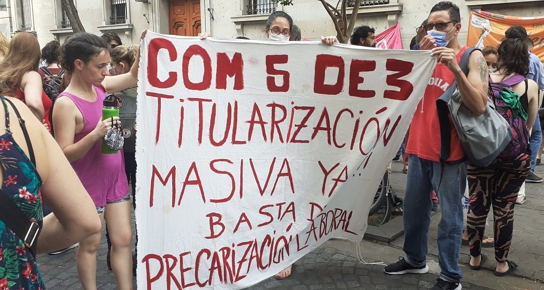 AgenciaTelam's tweet photo. Ademys (@AdemysPrensa) realizará a partir de las 15 de este martes un paro con movilización a la Legislatura porteña, en reclamo de la sanción de la ley de titularidad que "garantice estabilidad laboral, luego de "más de 10 años sin concursos en ciudad de Buenos Aires" https://t.co/0j7YJJk31P
