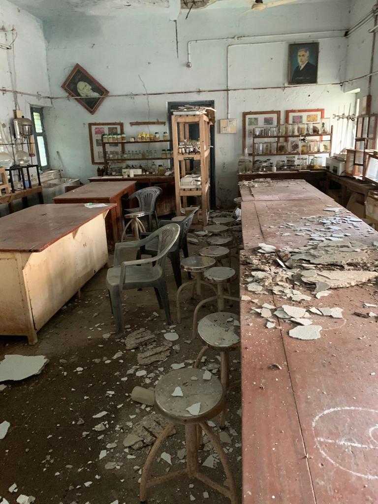 Siri69136562's tweet photo. This is the condition of our pharmacy lab..and the whole building is nearing to its end..we don't have classrooms to sit and we don't even have proper toilets..please help us spreading this to the related authorities #SAVE_DR_GGH_M_C @ysjagan @moayush @MoHFW_INDIA https://t.co/Lz2z0xFhgn